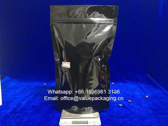 filled-effect-for-400grams-coffee-beans-into-glossy-black-coffee-bag