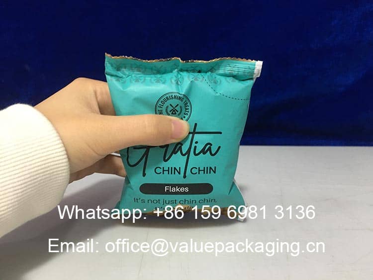 R027-Printed-metallized-film-roll-for-chinchin flakes-products-pillow-sachet-package