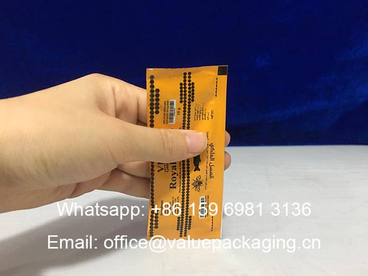 R045-Printed-metallized-film-roll-for-honey-products-15g-3-sides-sealed-sachet