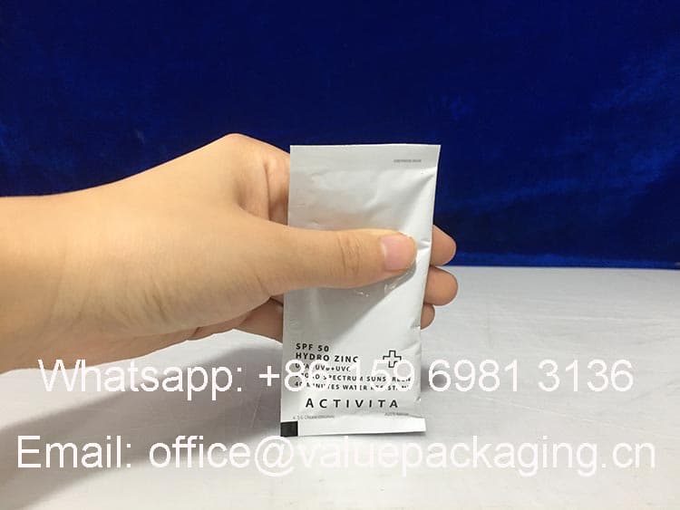 filled-effect-Printed-film-roll-for-sunscreen-3grams-3-sides-sealed-sachet