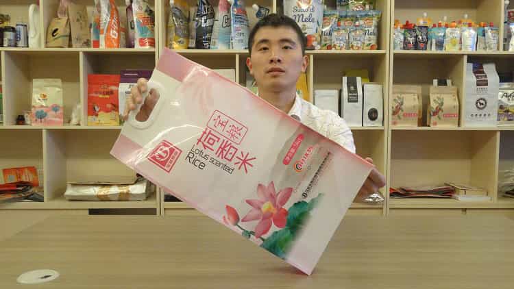 165-3 5kg rice vacuum bag with plastic carry handle-min